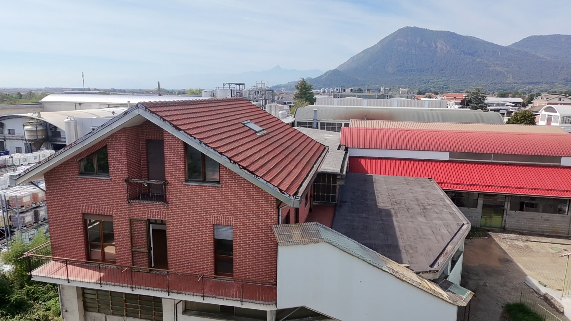 Complesso industriale con due capannoni, uffici e abitazione in vendita a Bruino - foto 4